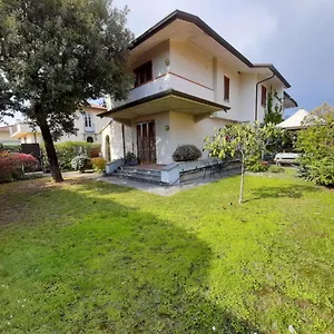 Accogliente Bi-familiare Casa vacanze Pietrasanta